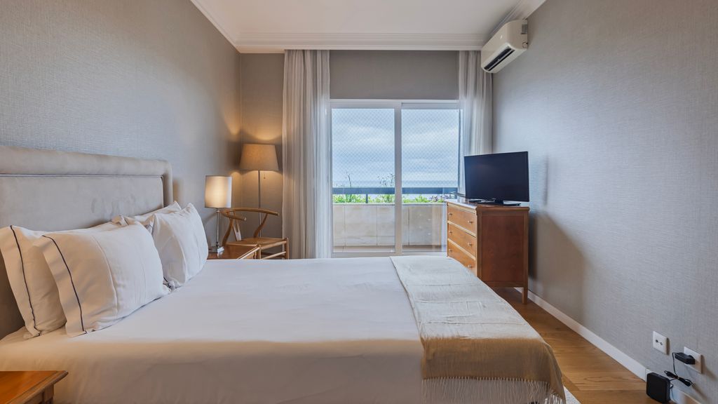Royal 3BDR W/ Balcony & River View by LovelyStay