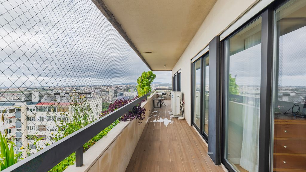 Royal 3BDR W/ Balcony & River View by LovelyStay