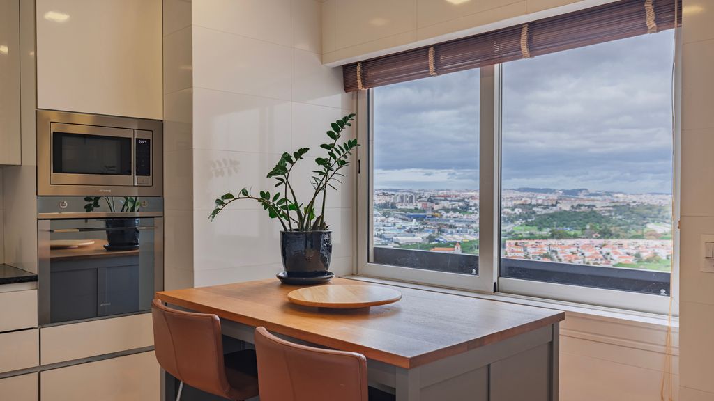 Royal 3BDR W/ Balcony & River View by LovelyStay