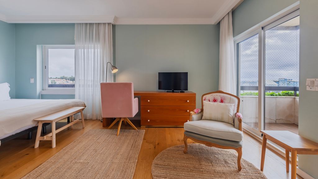 Royal 3BDR W/ Balcony & River View by LovelyStay