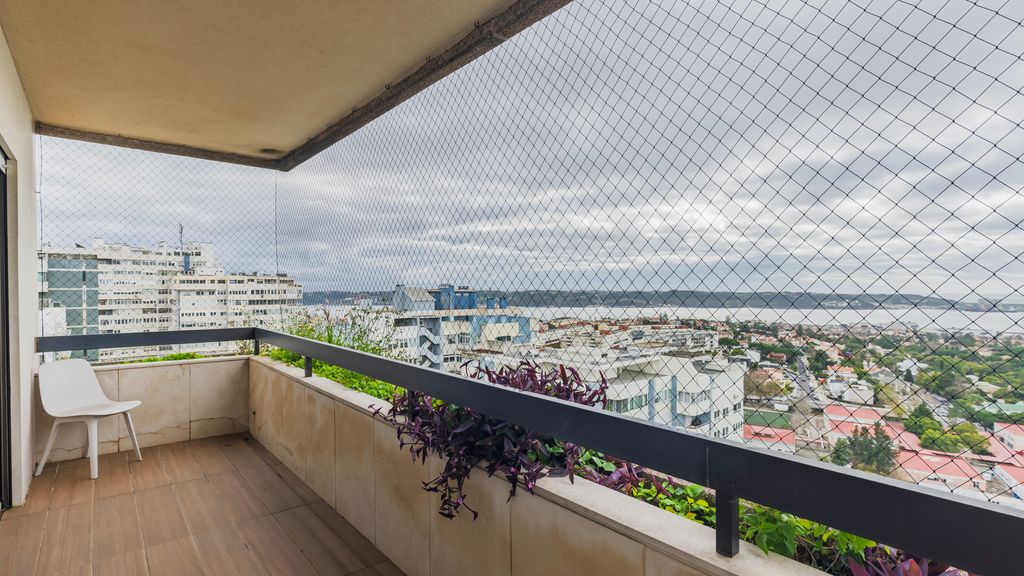 Royal 3BDR W/ Balcony & River View by LovelyStay