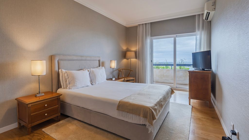 Royal 3BDR W/ Balcony & River View by LovelyStay