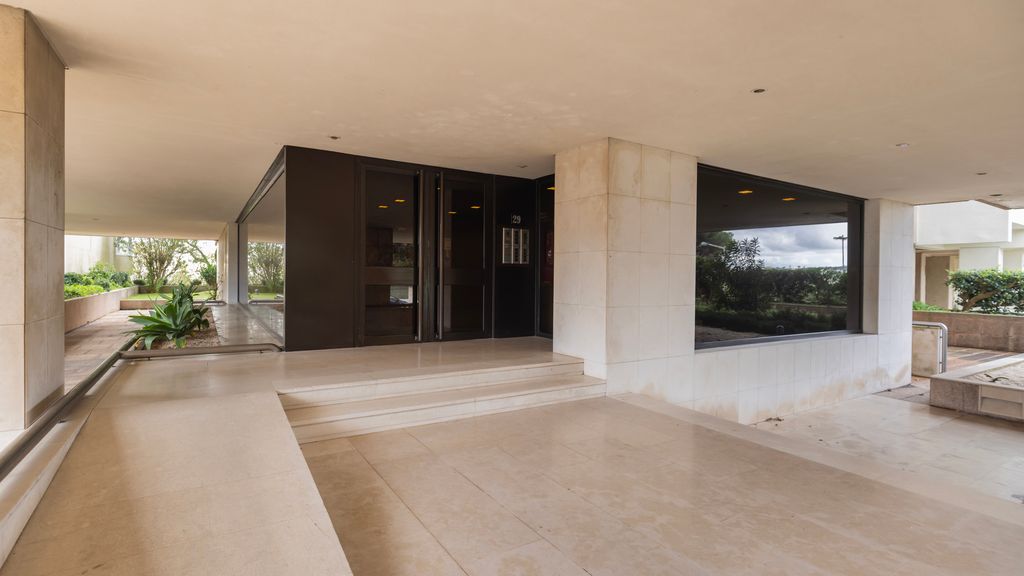 Royal 3BDR W/ Balcony & River View by LovelyStay