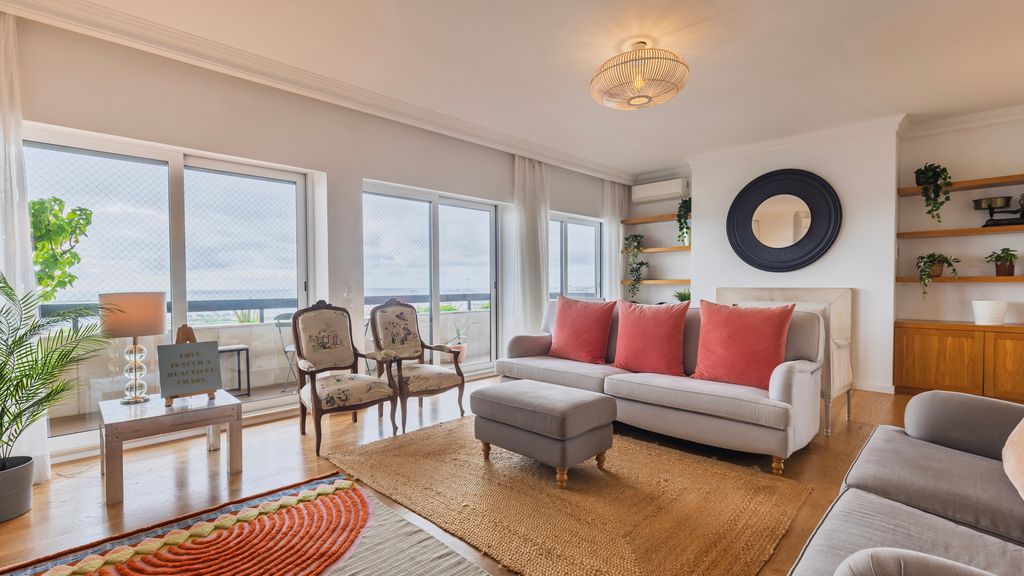 Royal 3BDR W/ Balcony & River View by LovelyStay