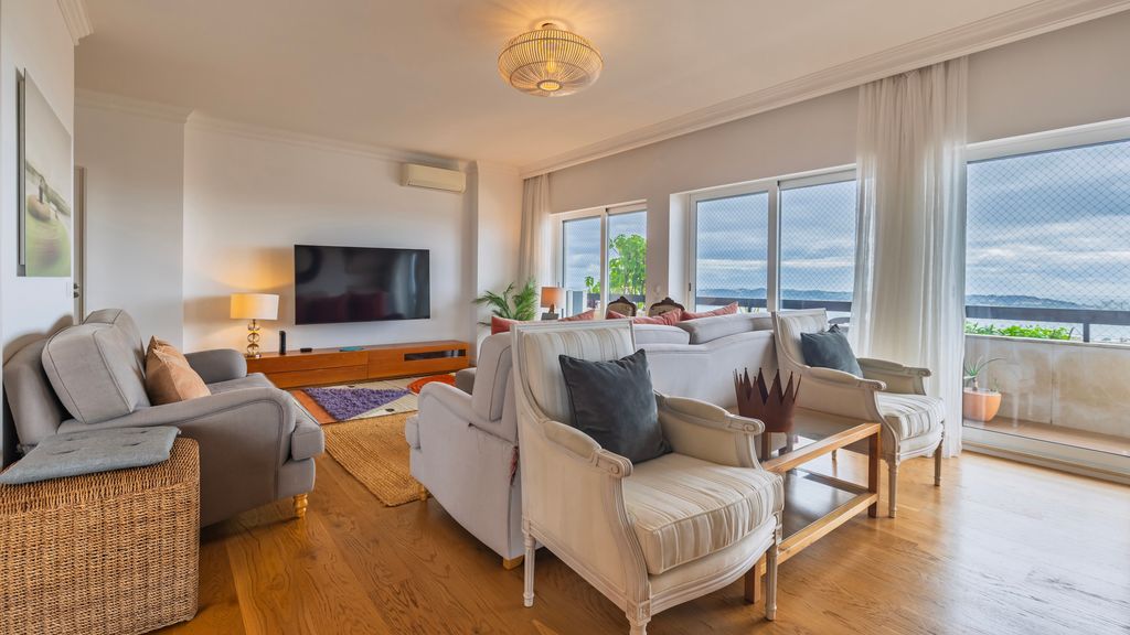 Royal 3BDR W/ Balcony & River View by LovelyStay