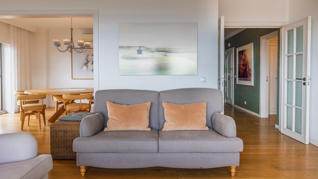 Royal 3BDR W/ Balcony & River View by LovelyStay