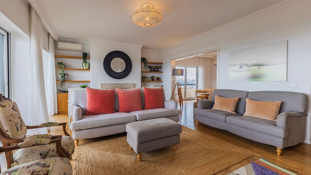 Royal 3BDR W/ Balcony & River View by LovelyStay