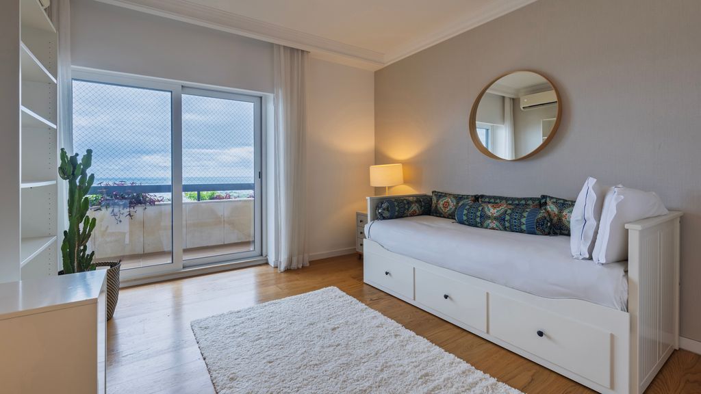 Royal 3BDR W/ Balcony & River View by LovelyStay