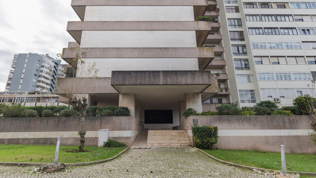 Royal 3BDR W/ Balcony & River View by LovelyStay