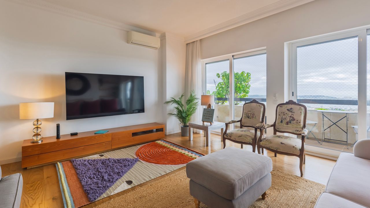Royal 3BDR W/ Balcony & River View by LovelyStay