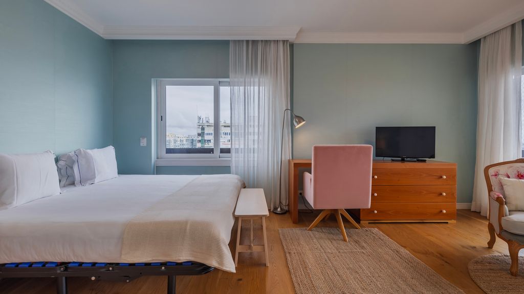 Royal 3BDR W/ Balcony & River View by LovelyStay