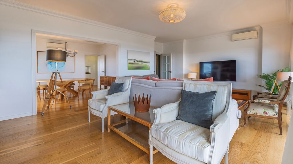 Royal 3BDR W/ Balcony & River View by LovelyStay