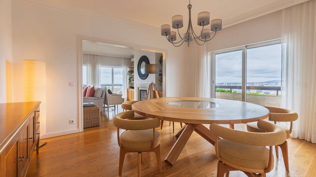 Royal 3BDR W/ Balcony & River View by LovelyStay