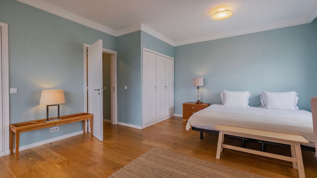 Royal 3BDR W/ Balcony & River View by LovelyStay