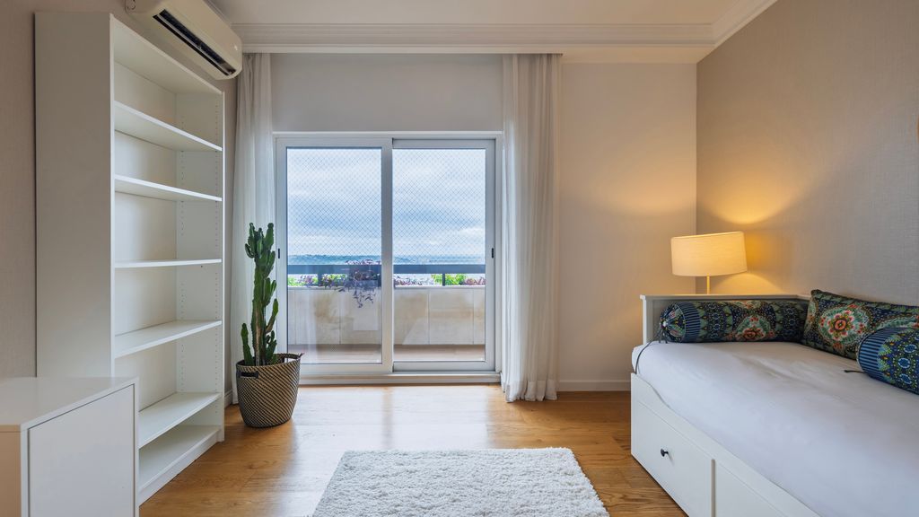 Royal 3BDR W/ Balcony & River View by LovelyStay