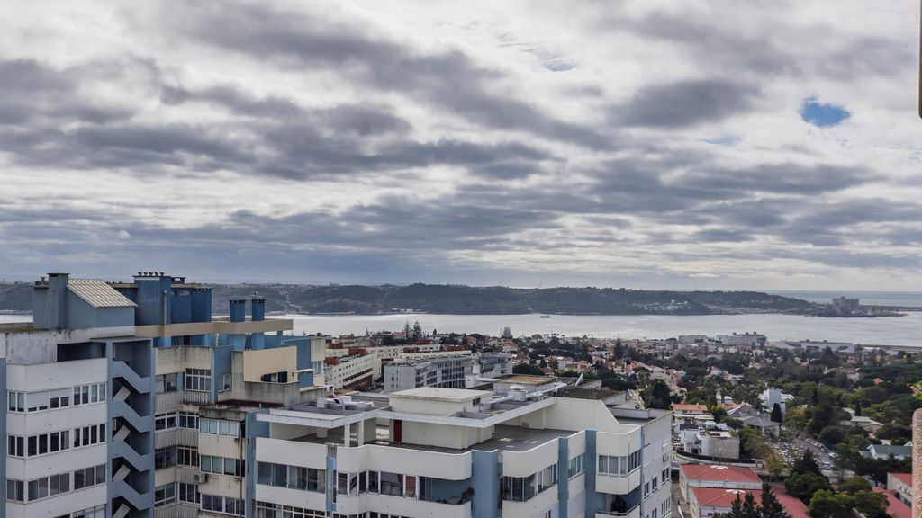 Royal 3BDR W/ Balcony & River View by LovelyStay