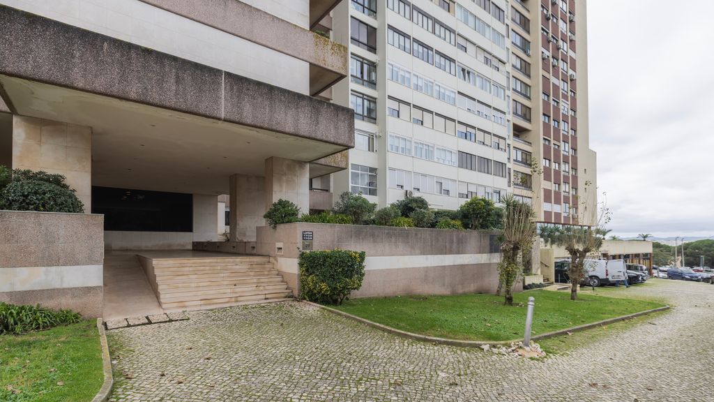 Royal 3BDR W/ Balcony & River View by LovelyStay
