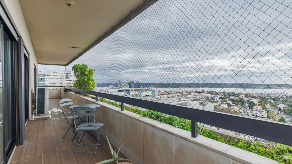 Royal 3BDR W/ Balcony & River View by LovelyStay