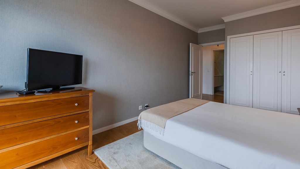 Royal 3BDR W/ Balcony & River View by LovelyStay