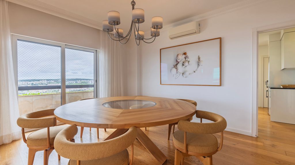 Royal 3BDR W/ Balcony & River View by LovelyStay