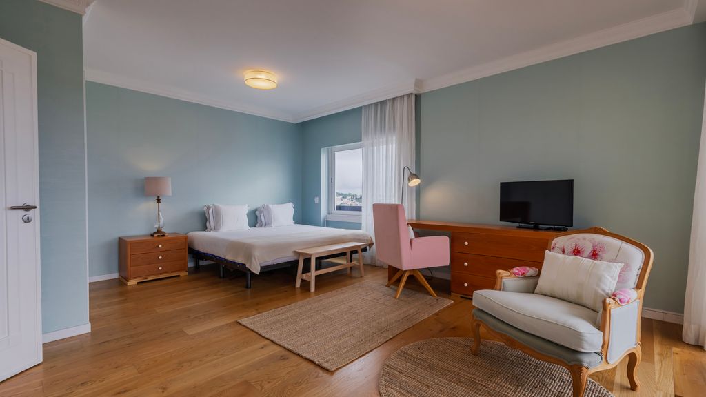 Royal 3BDR W/ Balcony & River View by LovelyStay