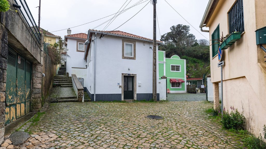 Artsy Sintra I by LovelyStay