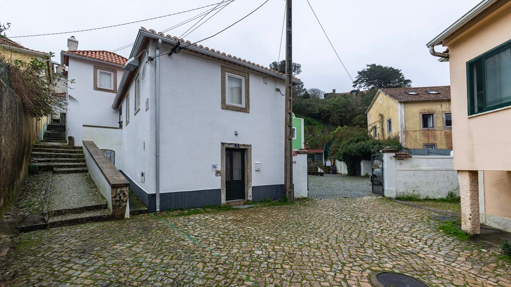 Artsy Sintra I by LovelyStay