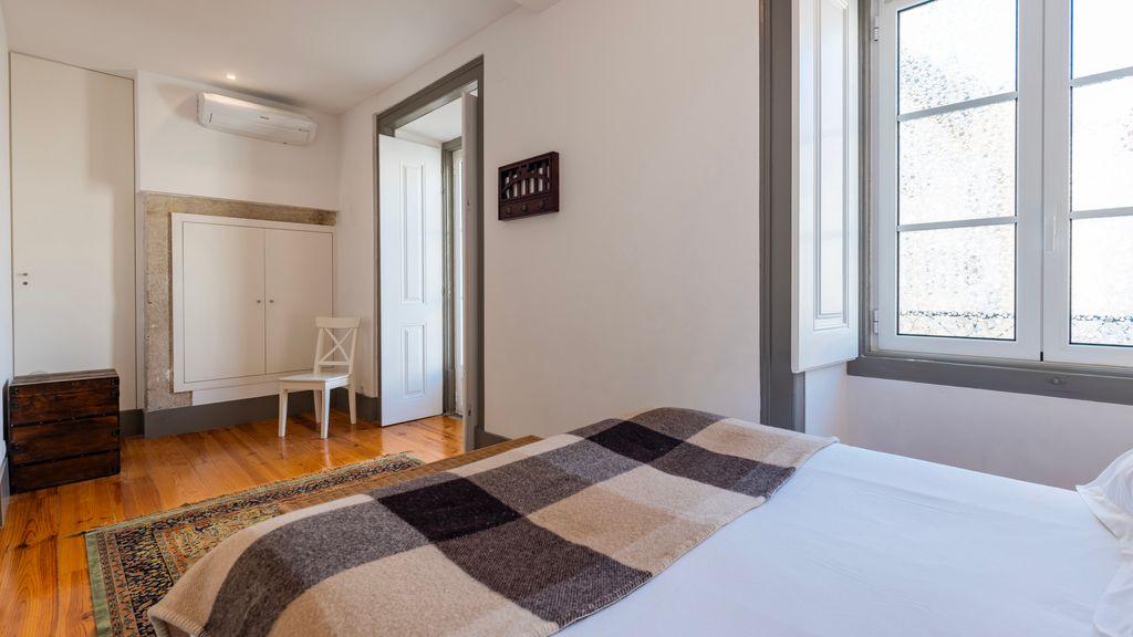 Classic Tagus River View Apartment by LovelyStay
