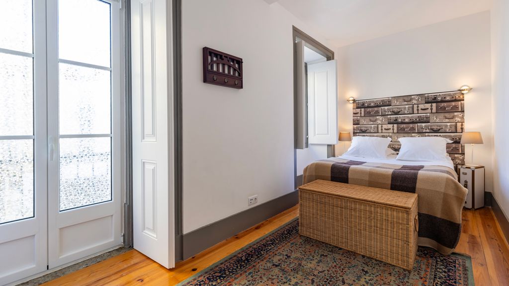 Classic Tagus River View Apartment by LovelyStay