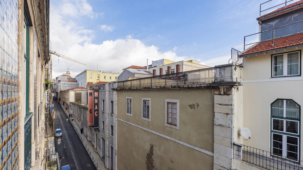 Classic Tagus River View Apartment by LovelyStay