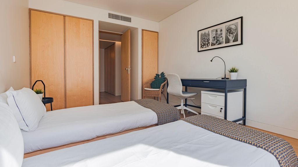 Lisbon Deluxe Apartment by LovelyStay