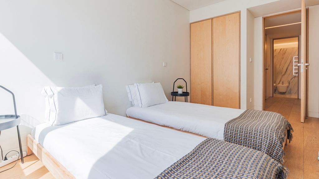Lisbon Deluxe Apartment by LovelyStay