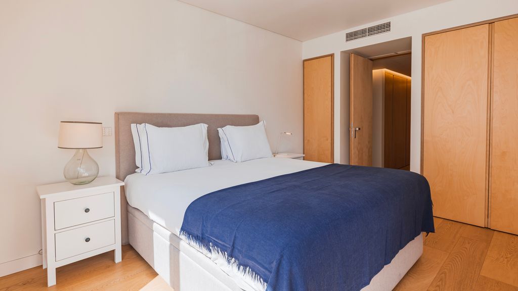 Lisbon Deluxe Apartment by LovelyStay