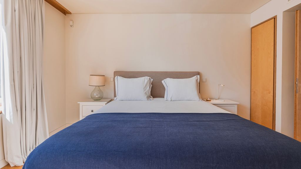 Lisbon Deluxe Apartment by LovelyStay