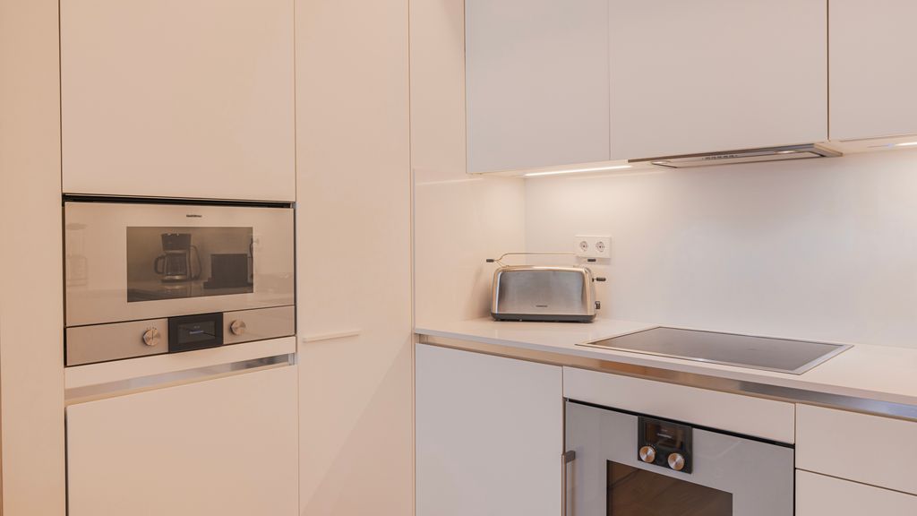 Lisbon Deluxe Apartment by LovelyStay
