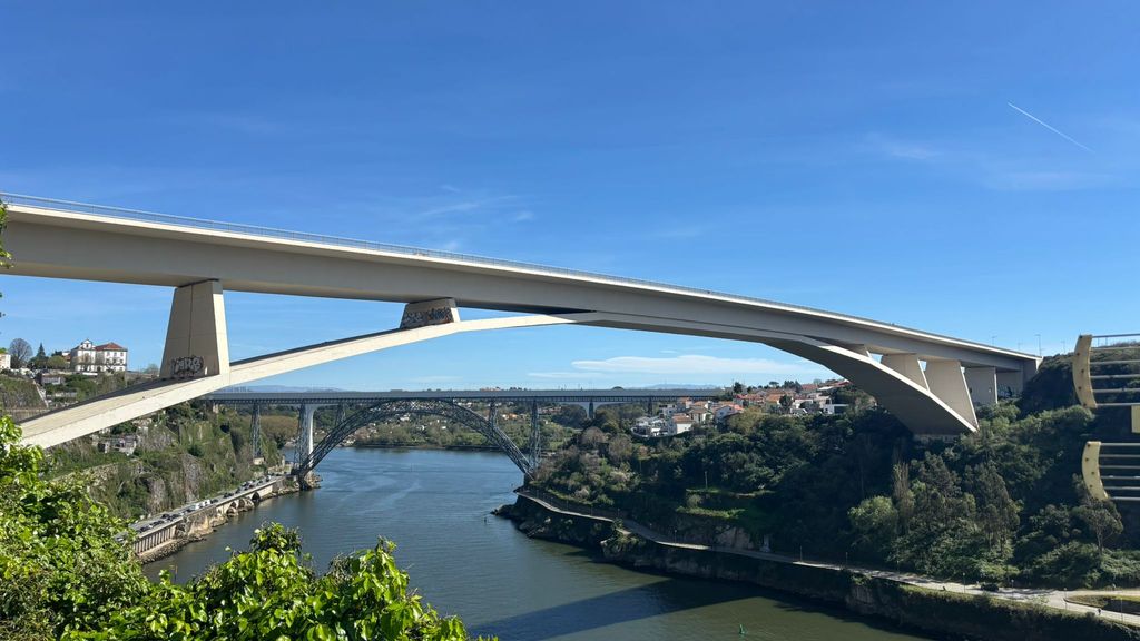 F: Ponte Luis Balcony | Riverside Flat
