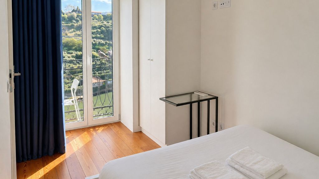 J: Iconic Bridge & Douro Views | 1BR Porto