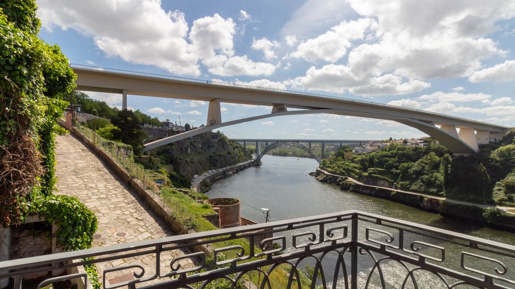 J: Iconic Bridge & Douro Views | 1BR Porto
