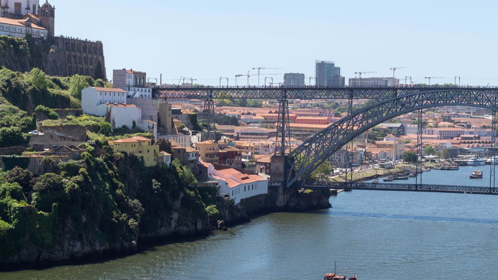 L: Douro & Bridge Views | Boutique 2BR Apartment