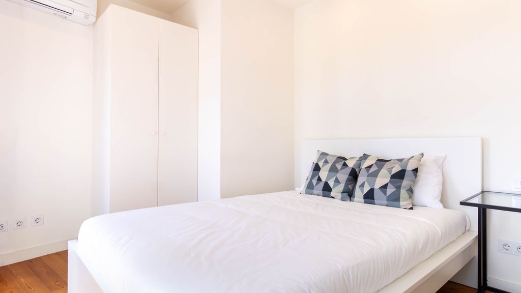 L: Douro & Bridge Views | Boutique 2BR Apartment