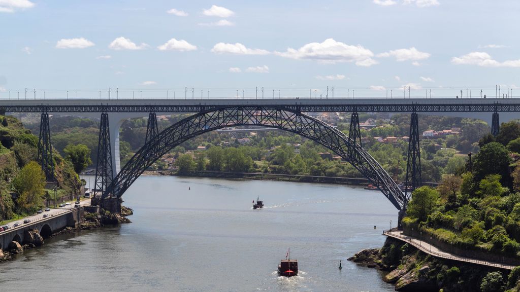 L: Douro & Bridge Views | Boutique 2BR Apartment