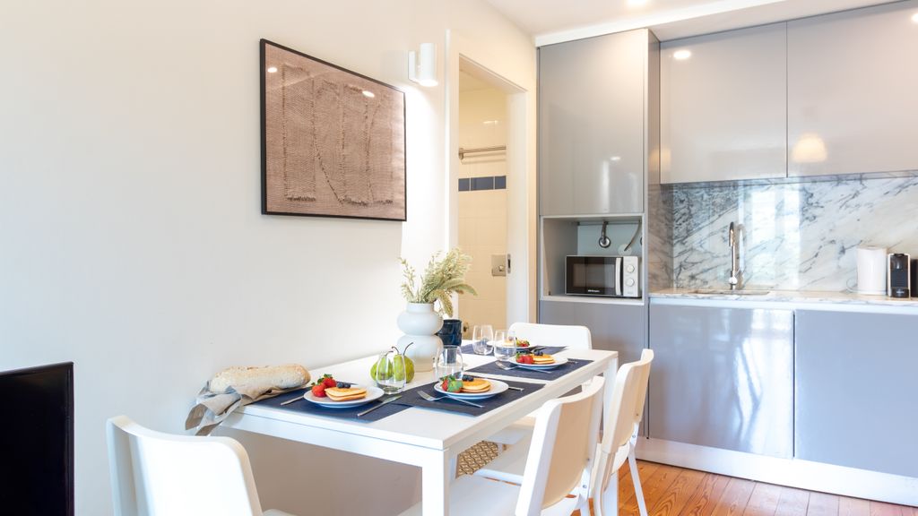 M: Douro & Bridge Views | Sunny Porto Flat