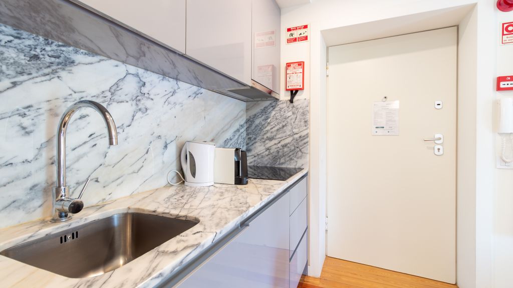 M: Douro & Bridge Views | Sunny Porto Flat