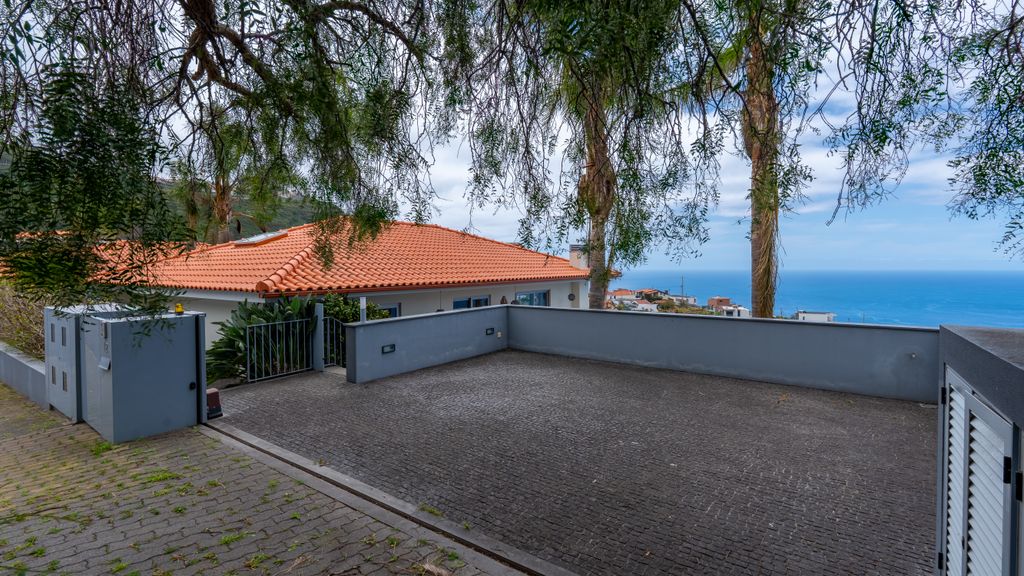 Villa Longtail by LovelyStay