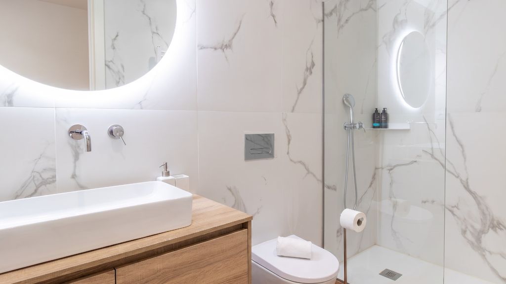 Soft Lines | Polacos Residence Apt Q by LovelyStay