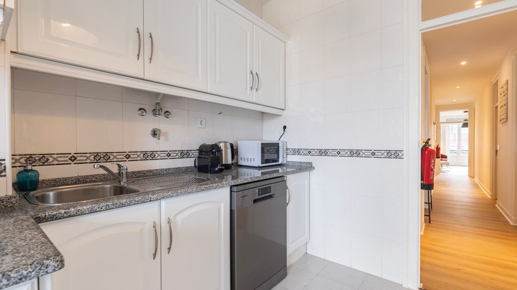 Classy 3-Bedroom Lisbon Apartment by LovelyStay