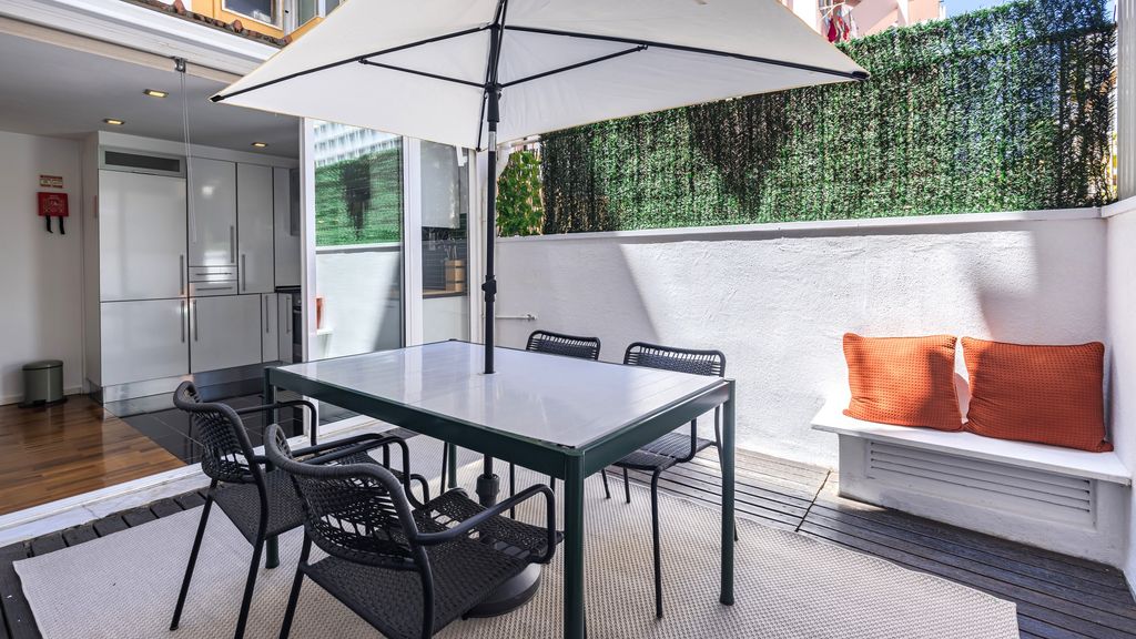 Central Sunny Terrace in Entrecampos by LovelyStay