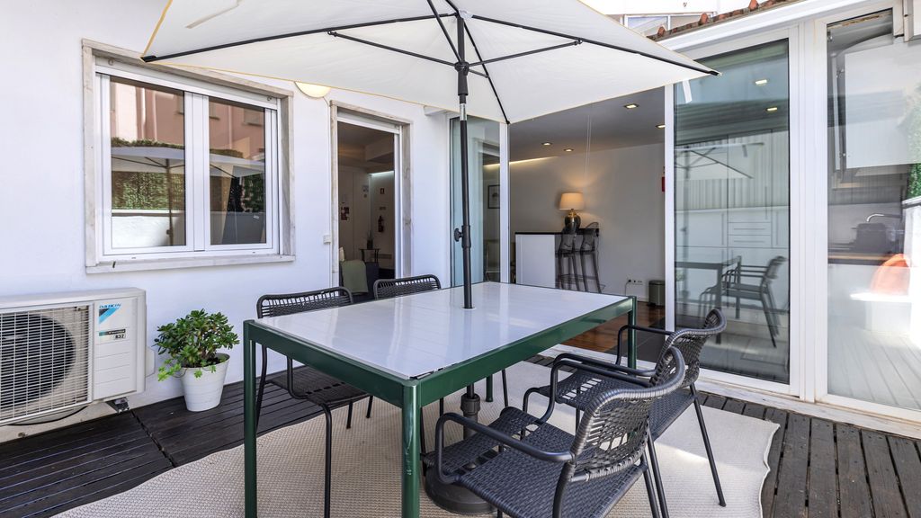Central Sunny Terrace in Entrecampos by LovelyStay