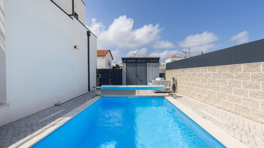 Outstanding Villa with Private Pool by LovelyStay