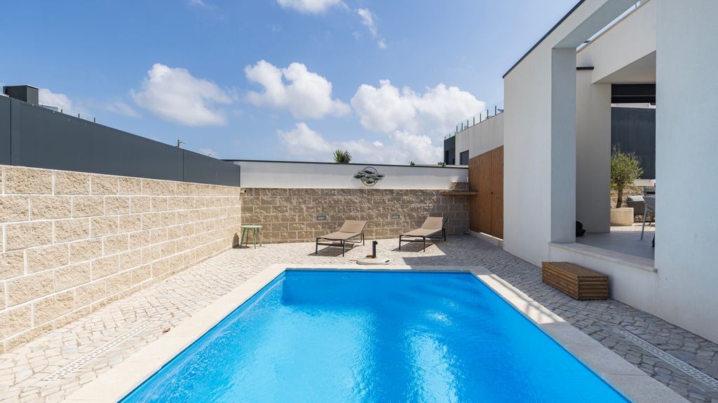 Outstanding Villa with Private Pool by LovelyStay